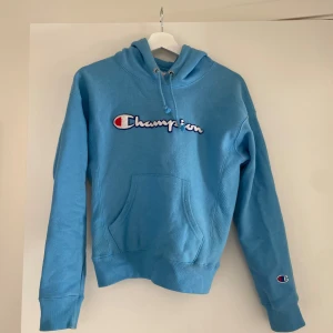 Champion hoodie - Säljer en blå hoodie från Champion i storlek XS, så det är fel storlek.