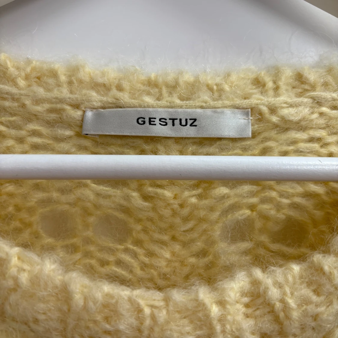 Ljusgul stickad tröja från Gestuz - 1