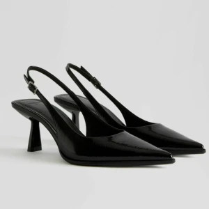 Slingbacks Bershka - Använda en kväll. Mycket bekväma, klackhöjd 6,5. True to size, passar även de som har lite bredare fötter.