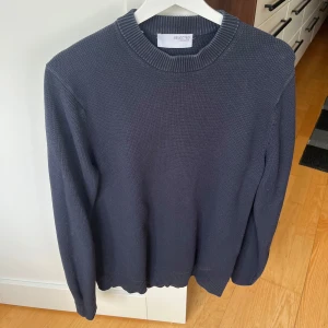 Stickad tröja från selected homme - En fin och varm mörkblå stickad tröja från selected homme, nypris 599kr🙌