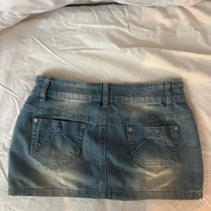 Vintage jeanskjol  - Säljer en vintage blå jeanskjol från Black Bat med jättefina detaljer 🩵Kjolen har inga defekter men använd. Hör av er för fler frågor eller om ni vill diskutera pris!☺️
