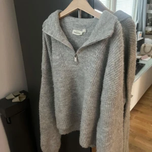 stickad tröja - säljer en super fin stickad tröja med dragkedja som är perfekt nu inför hösten, passar xs-s