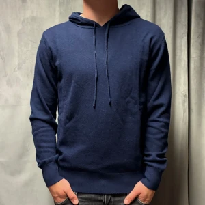Kashmir/Merino hoodie - En schysst marinblå Kashmir/Merino hoodie i storlek M! Använd 1 gång, därför nyskick på hoodien! Hör av dig vid frågor!🌟
