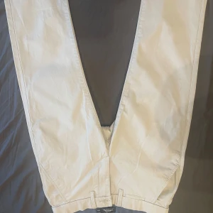 Beige slim fit chinos från Dressmann - Snygga beige chinos från Dressmann i slim fit-modell, väldigt bekväma.