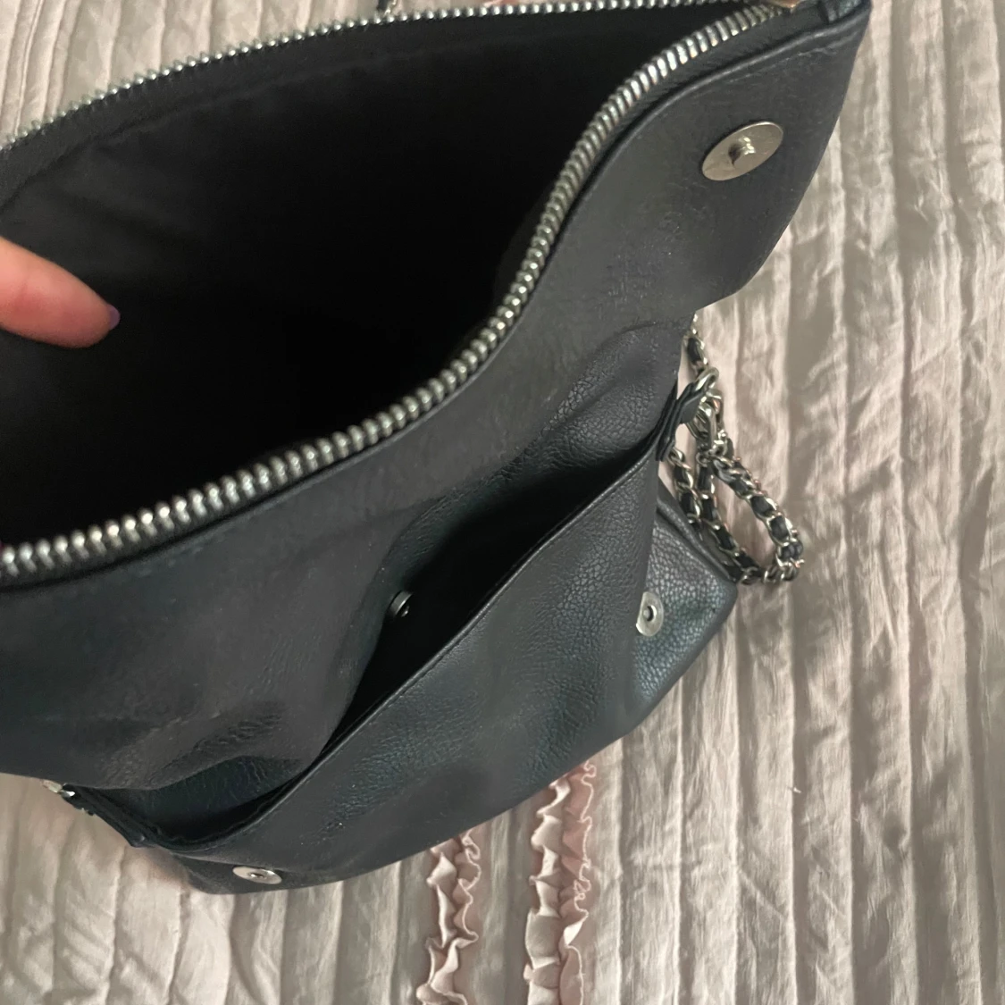Svart axelväska med nitar och kedja - 1