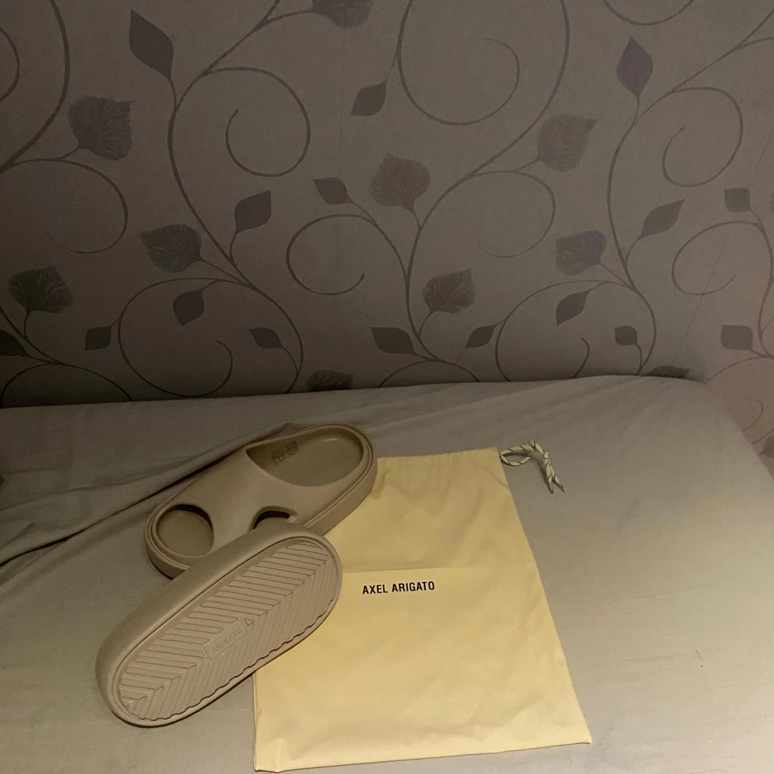 Beige Axel Arigato sandaler - 1