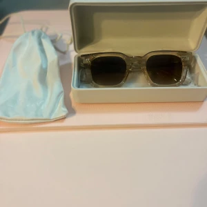 04 CHIMI solglasögon i färgen Ecru - !HELT NYA! Chimi glasögon i färgen ecru och modell 04. Oanvända, säljer pga att jag fick 2. Pris kan diskuteras vid snabb affär🥰