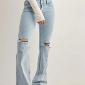 Low Waist Perfect Bootcut Jeans från Nelly - Snygga ljusblå bootcut jeans med slitna detaljer vid knäna och broderade fickor bak. Använt fåtal gånger 
