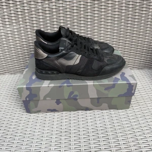 Valentino Garavani Rockrunner  - Svart Valentino RockRunner || Storlek 43 || Skorna är i bra skick, däremot har en söm börjat lossna (se bild 5) normalt slitage förekommer (se bilder) || Box medföljer || Mitt pris 1599kr || Tveka inte på att höra av dig vid frågor eller funderingar 