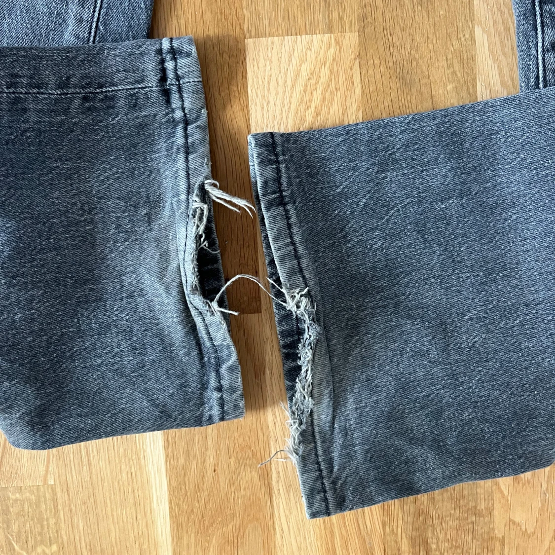 Grå bootcut jeans från Mango - 4
