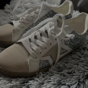 Vita sneakers med silverglitter - Snygga skor från skopunkten, ny pris 500 säljer för 250 storlek 37💞