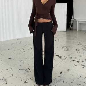 Svarta kostymbyxor - Sjukt snygga kostymbyxor från venderbys som tyvärr är för stora för mig. Perfekt low waist, som sitter väldigt fint. Använda fåtal gånger så i perfekt skick, köpta för 700kr, på hemsidan heter dom ”Livia low waist byxor” 