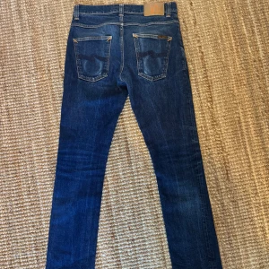 Nudie jeans Grim Tim - Säljer dessa asfeta Nudie jeans, Grim Tim, Dry true navy. Storlek W31 L32. Jeansen har assnygg wash och är i mycket bra skick. Pris kan diskuteras! Skriv om du har fler frågor! 