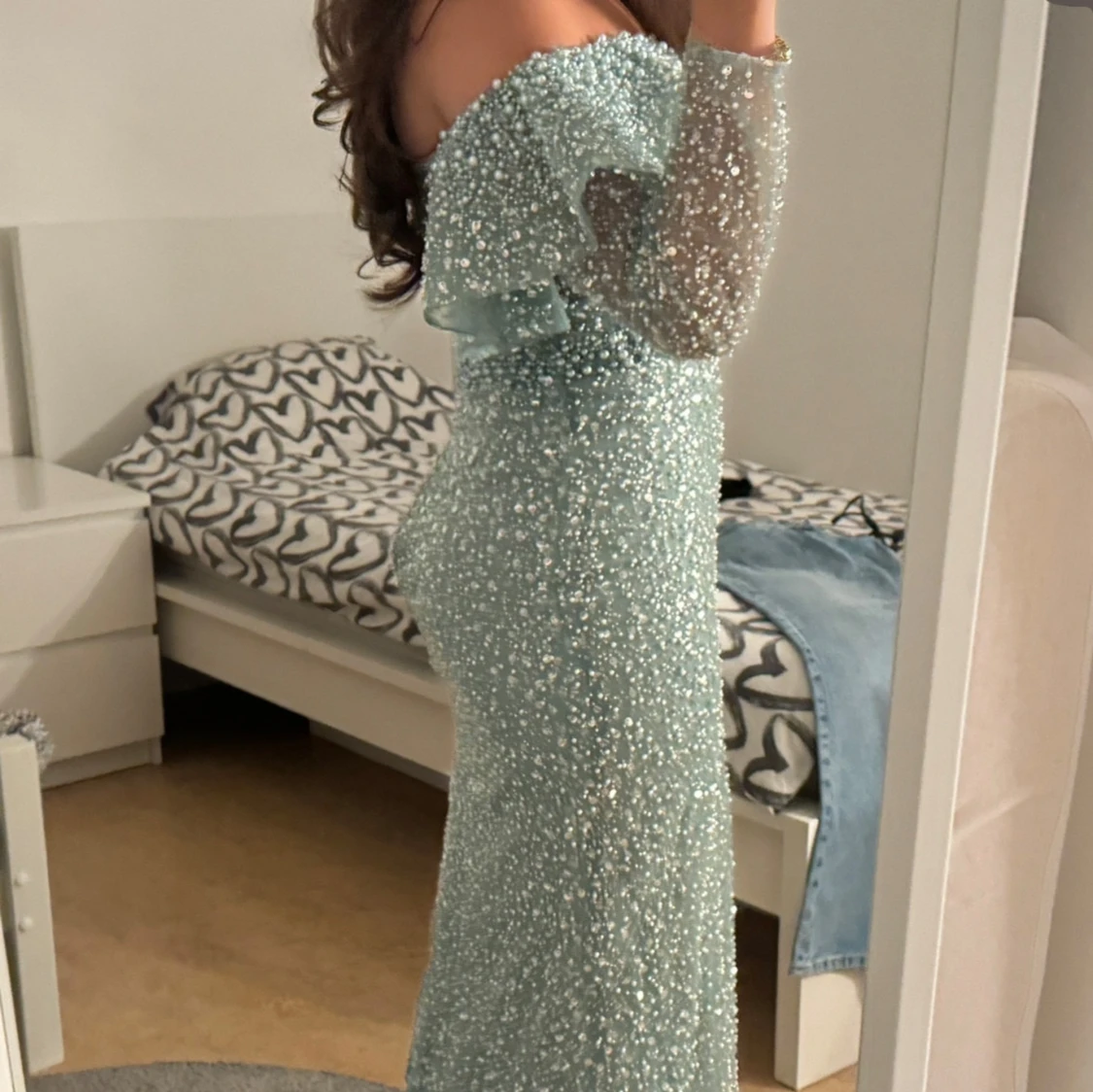 Glittrig ljusblå långklänning med slits - 1