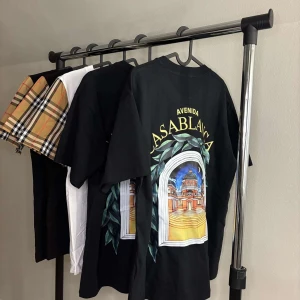 Casablanca t-shirt - Casablanca t shirt har 3 st helt nya, Priset diskuteras vid snabbaffär.