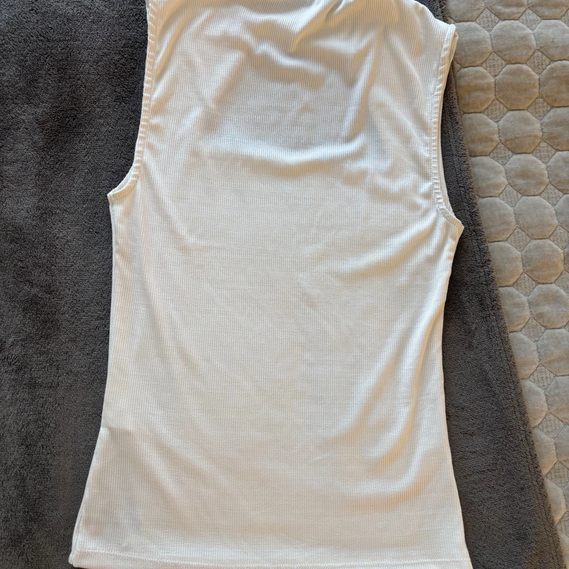 Vit ribbad ärmlös topp från Amisu - 1