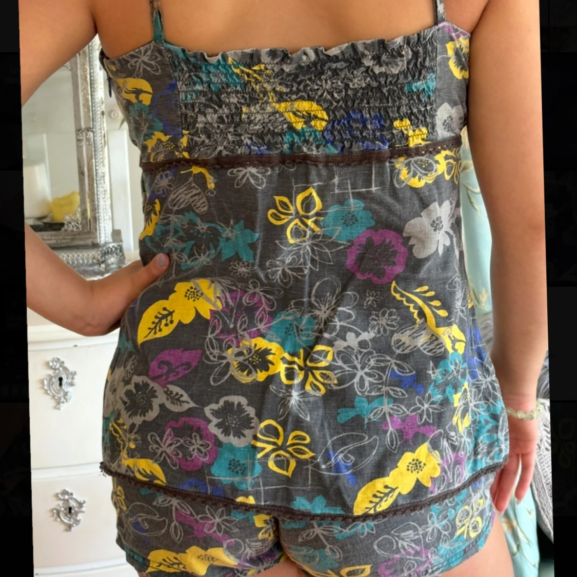 Blommig grå linnetopp från ONLY - 1