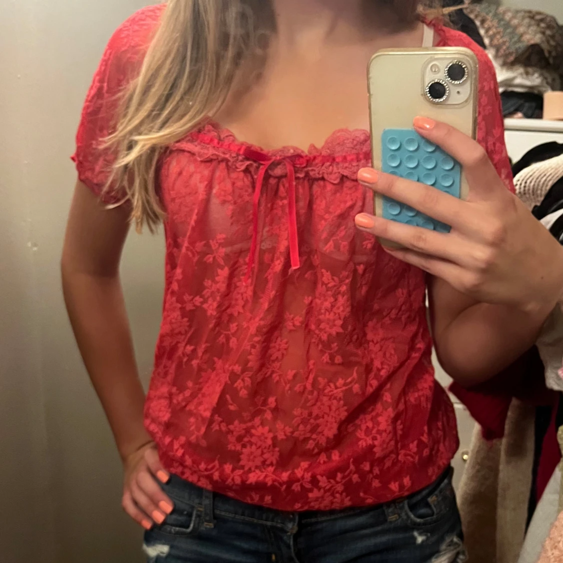 Röd spetsblus med volanger  - 1