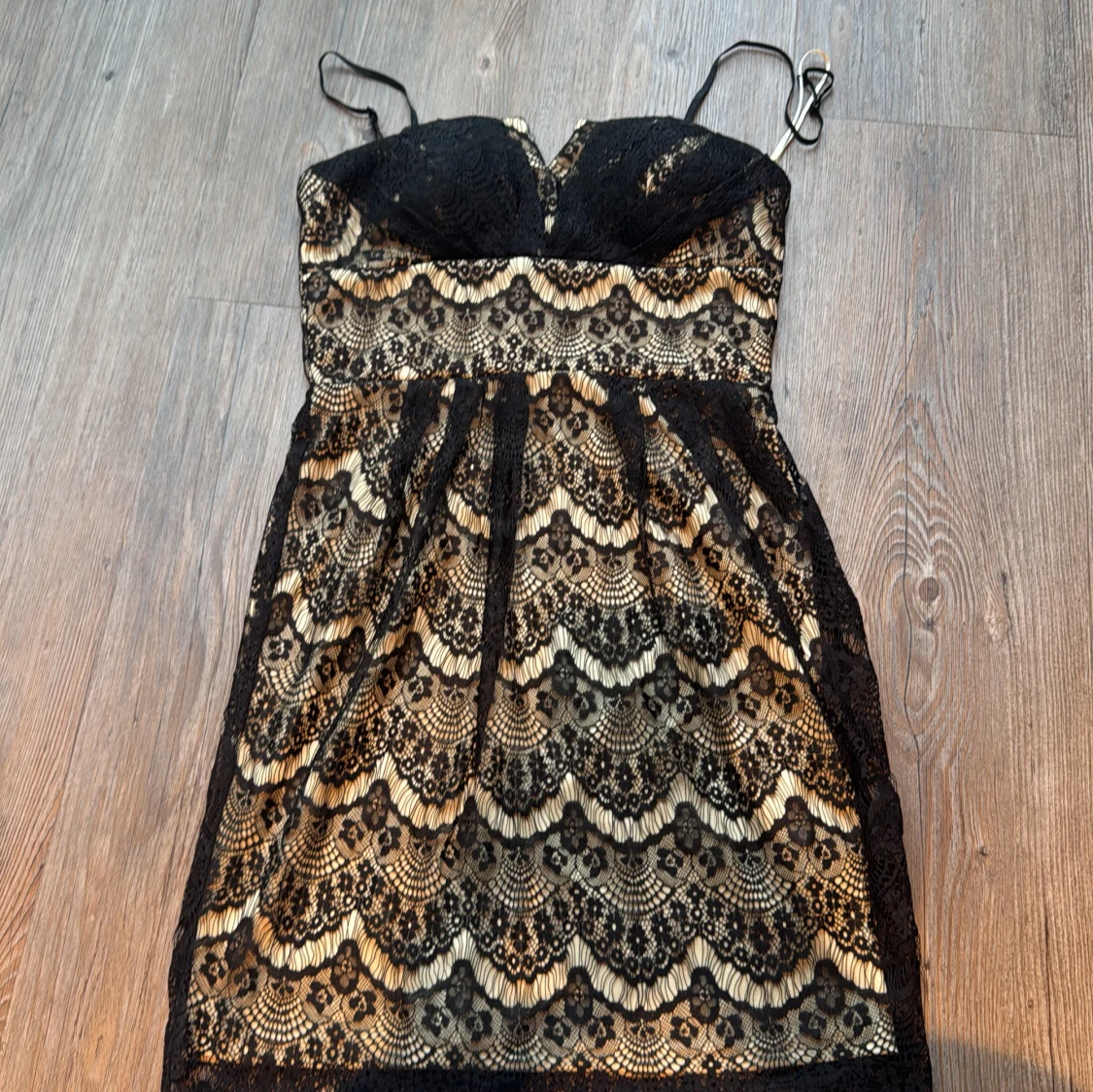 Svart spetsklänning från Dry Lake