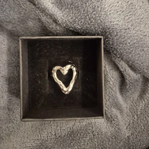 Silver ring  -  GRATIS GÅVA MED VARGE ORDER!! Köp en bundle!!! Supertrendig stockholmsstil tjejer, ring silver. Gjord av stål, jag svarar och skickar alltid snabbt!