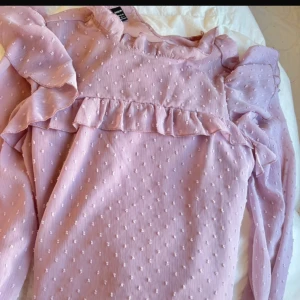 Söt dammrosa blus  - Jätte fin blus, knappt använd så den är i jätte bra skick. Sitter jätte fint. 