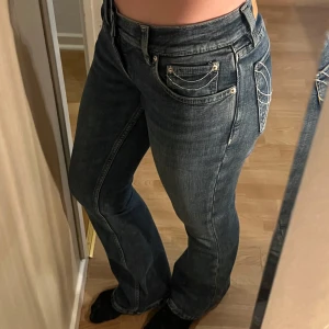 Snygga bootcut jeans från gina - Säljer mina blåa, low waist, bootcut jeans från gina pga dubbelköp. Använt max 2 gånger. Har inga tecken på användning. s. 38. Jag är 165 och dom passar mig perfekt💞💞