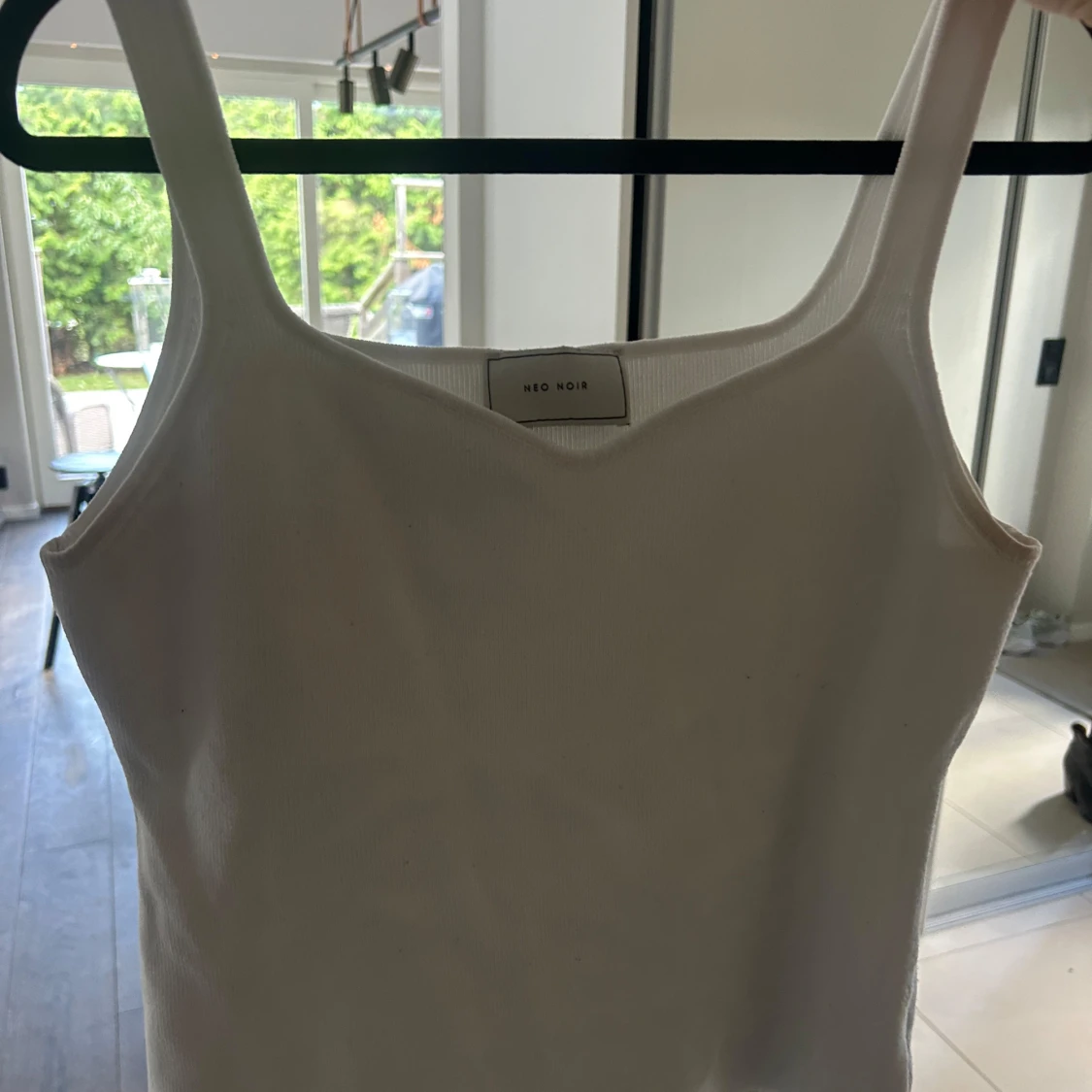 Vit ribbad linnetopp från Neo Noir - 2