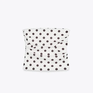 Prickig tubetop zara - Säljer nu denna superfina tubetoppen från zara💕💕 då den är lite förstor. Den är I super fint skick för att den inte kommer till användning. Toppen är slutsåld på hemsidan. Skriv gärna ifall du har några frågor även innan du köper🌺🌺