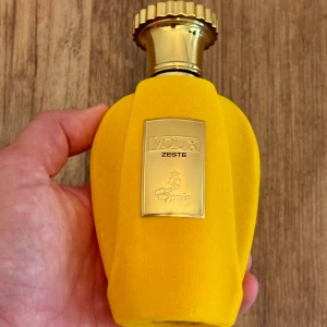 Paris Corner Emir Voux Zeste EdP - Paris Corner Emir Voux Zeste EdP - 100ml Doft inspirerad av Casamorati Lira. Enbart testsprayad ett fåtal gånger. Kommer i originalförpackningen.