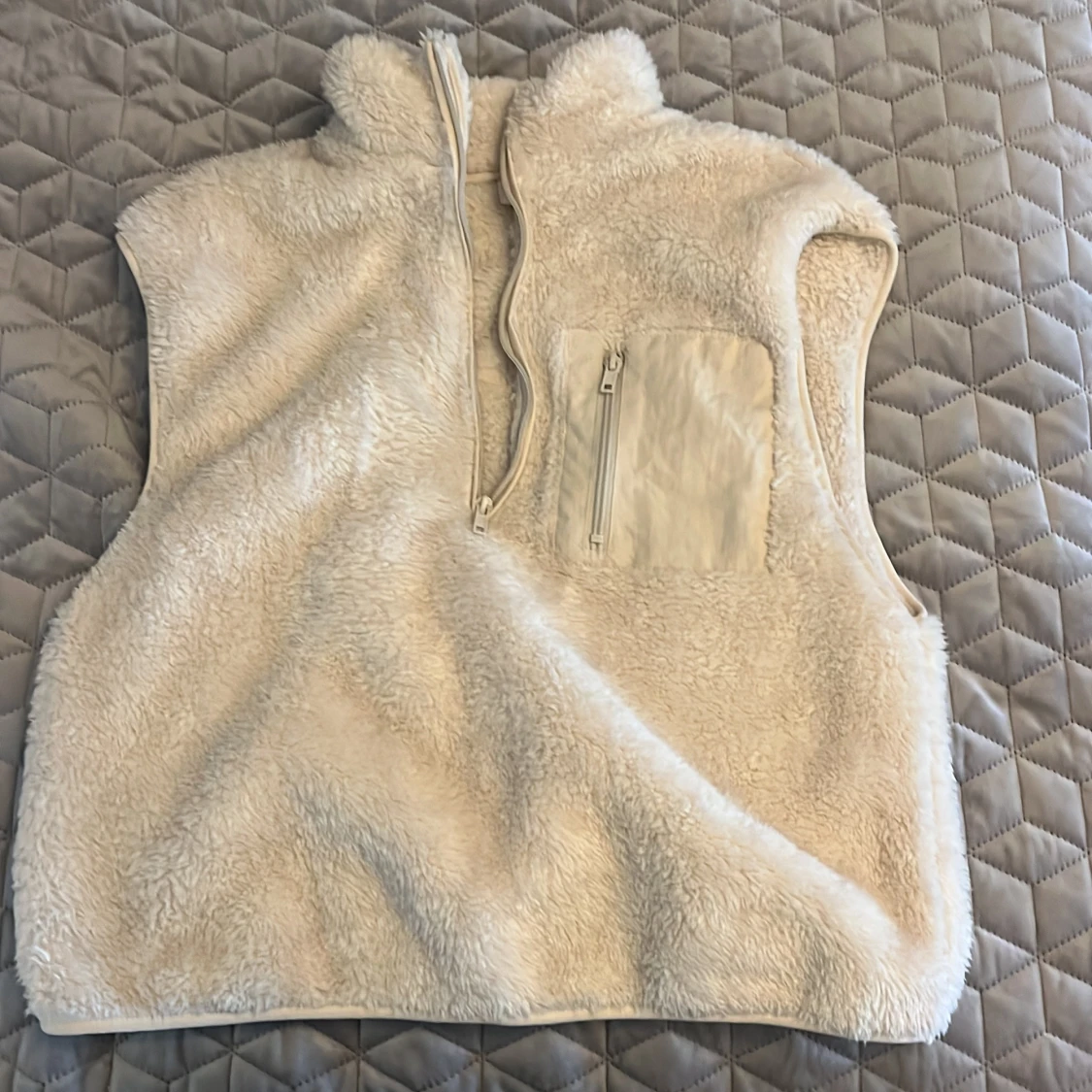 Vit fleeceväst med halv dragkedja