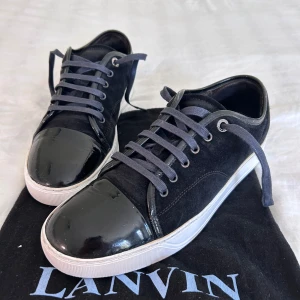 Lanvin Captoe - Lanvin captoe Svart/mörkblå Storlek: UK 8 (EU: 42-43) Påsen ingår! Bra skick! 