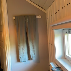 Grå/gröna linnebyxor från Zara med snörning,bra skick. - Snygga beige linnebyxor från Zara i storlek M. Byxorna har elastisk midja med snörning och raka ben. Materialet är linne vilket gör dem luftiga och sköna. Perfekta för dig som gillar en chill och stilren look.