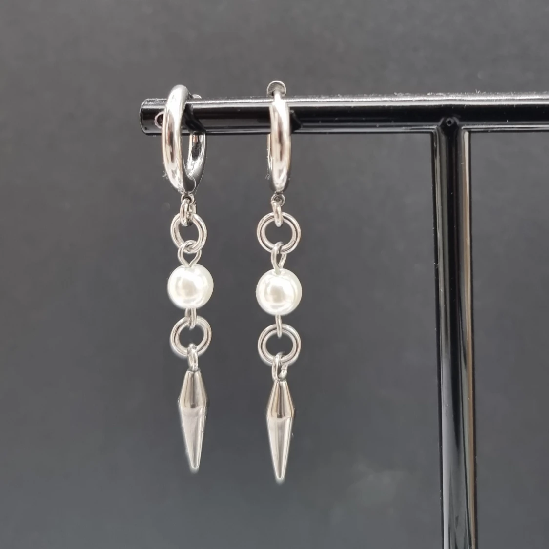 Silvriga örhängen med pärldetalj - 2