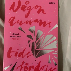 tidsfördriv - En skarp och kul roman om Doris, som dras in i en intensiv jakt på en mystisk pojkväns identitet. Denna boken underhållande berättelser med mycket drama. Boken är helt nytt. 