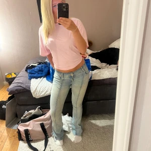 Bootcut ljusblå jeans med låg midja Bershka - Säljer ett par ljusblå bootcut jeans med låg midja. Jeansen har markerade sömmar längs benen och är tillverkade i mjukt denimtyg som sitter snyggt och bekvämt. 