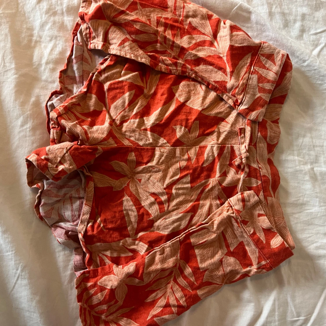 Röda blommiga shorts från Zara