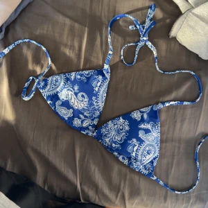 helt ny bikini överdel💙 - Snygg blå trekantsbikini med knytband i nacken och ryggen. Helt oanvänd då den var för liten! 