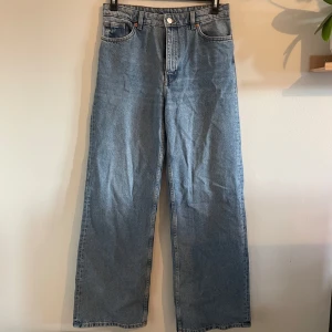 Straight jeans - Raka jeans från MONKI, stl 28