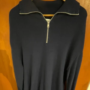 Zara Zip Sweatshirt- Trendig och Bekväm  - Snygg och stilren zip sweatshirt från Zara. Perfekt både till vardags och streetwear-stil. Mjuk, bekväm och i riktigt bra skick. Passar dig som vill ha en enkel men trendig look! Skriv med ägare innan köp!