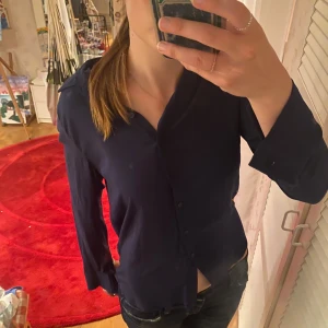 Ginatricot - Marinblå blus från Ginatricot. Supergullig i storlek XS, men passar S också. Jättebra skick!! ⭐️🌸