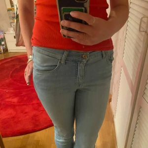 Angels Style Cici - Ljusblå jeans från Angels, modell Style Cici. Supersnygga, ger 2000s vibes! ⭐️ Vet inte storleken, men skulle säga S/36, skriv för exakta mått.