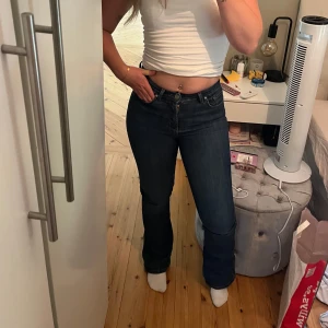 Mörkblå bootcut jeans från bikbok mid rise  - Mörkblå bootcut jeans från bikbok mid rise 