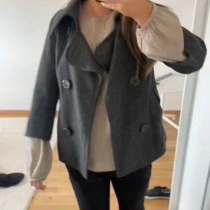 Trekvartsärmad Jacka - Fin trekvartsärmad jacka , jag har klippt ärmarna själv , det är hål inne i ena fickan men det är något som man inte ser. 