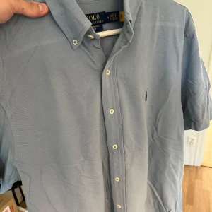Kortärmad Ralph Lauren skjorta - Inga defekter, kortärmad skjorta typ som en piké! Billig och bra att sälja vidare!
