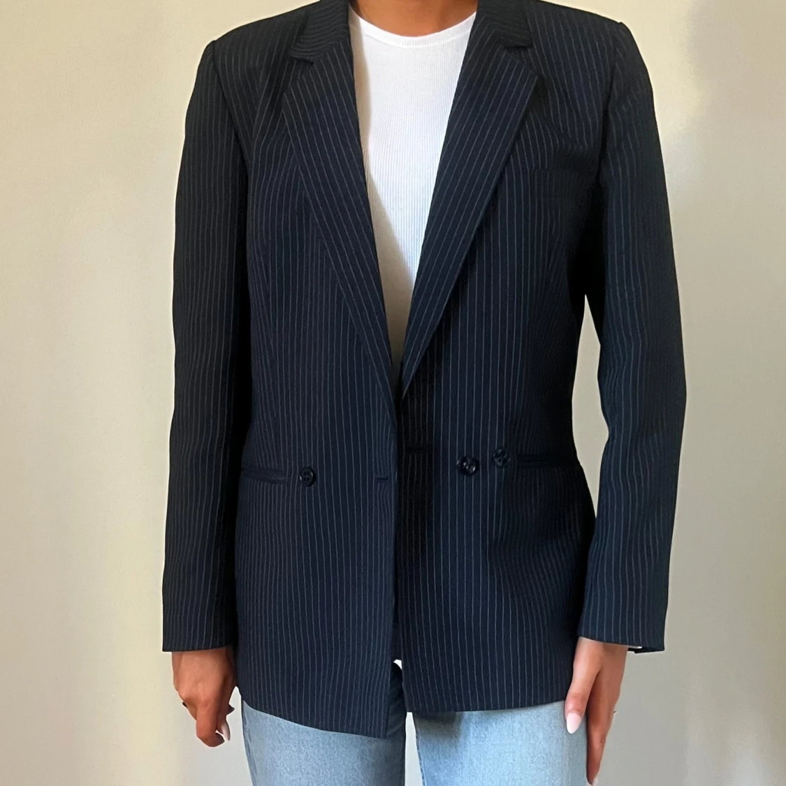 Mörkblå randig kavaj med knappar