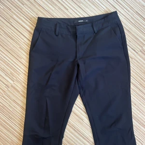 Svarta kostymbyxor från Bik Bok - Svarta kostymbyxor från Bik Bok i den lågmidjade modellen 