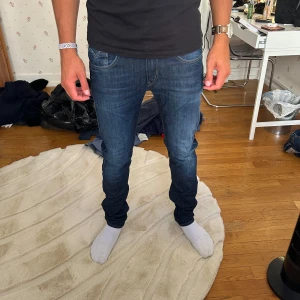 Replay Jeans 31/34 - Hej jag säljer ett par Replay Anbass i väldigt fint skick. Storleken är W31 L34. Modellen är 184cm lång. Hör av er vid frågor