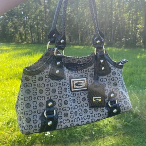 Guess inspirerad handväska - En supersnygg y2k guess inspirerad väska. Vid snabb affär kan pris diskuteras, eller skicka prisförslag🥰