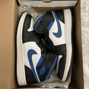 Nike Jordan 1 svart/blå sneakers - Jordan 1 mid racer blue i storlek 38. I gott skick. 