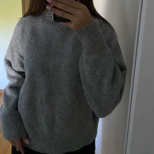 Grå stickad polotröja - Från Gina Tricot. Knappt använd, har legat i min garderob ett tag. Oversized, storlek Xs men funkar nog för S och potentiellt M också.😊